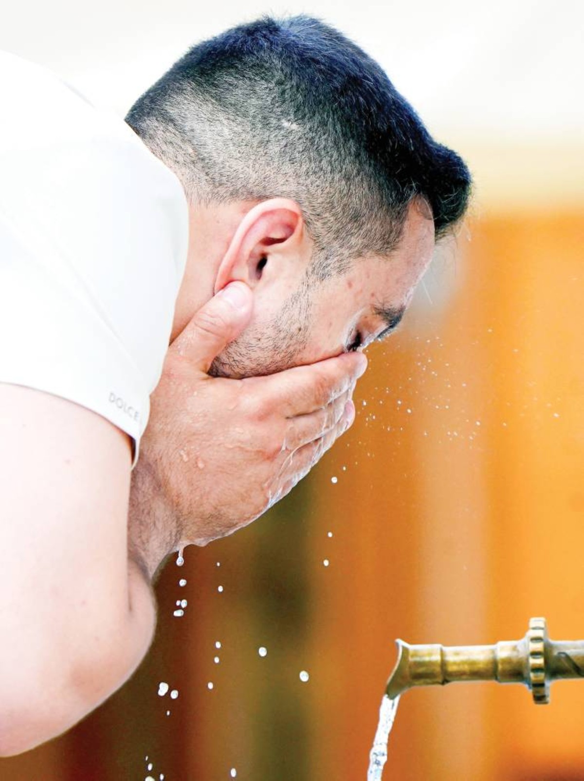 رجل يبرد نفسه بماء نافورة في سراييفو 