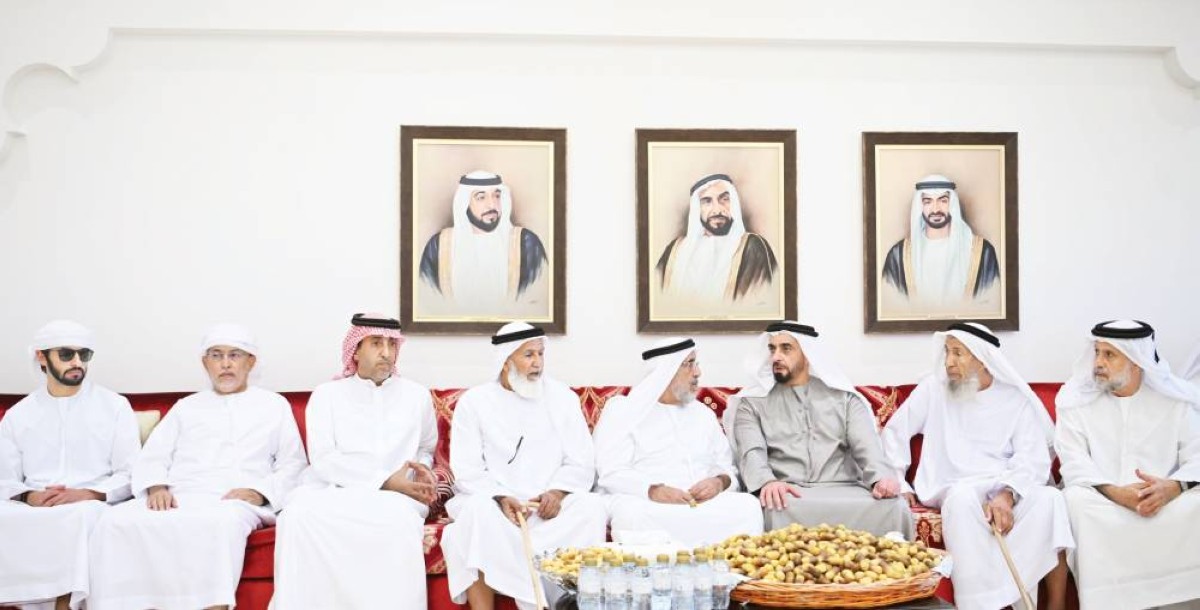 سيف بن زايد خلال تقديم واجب العزاء 