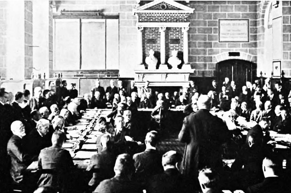 1919 -  التوقيع على معاهدة فرساي ونهاية الحرب العالمية الأولى.