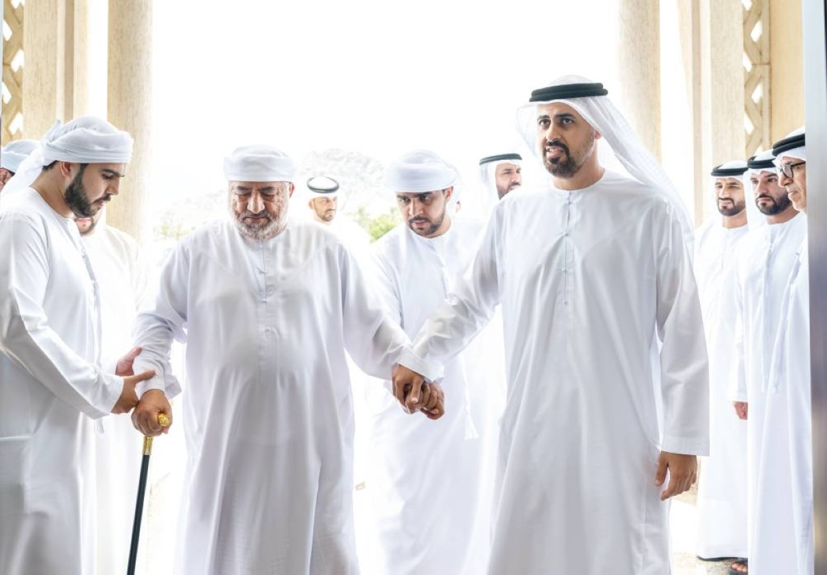 ذياب بن محمد خلال تقديم واجب العزاء في وفاة حميد الزيودي