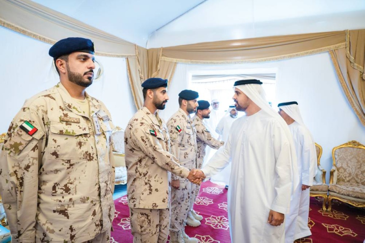 ذياب بن محمد خلال تقديم واجب العزاء في الشهيد عيسى البلوشي