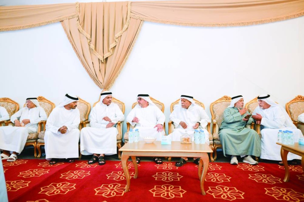 حامد بن زايد خلال تقديم واجب العزاء لأسرة الشهيد عيسى البلوشي 