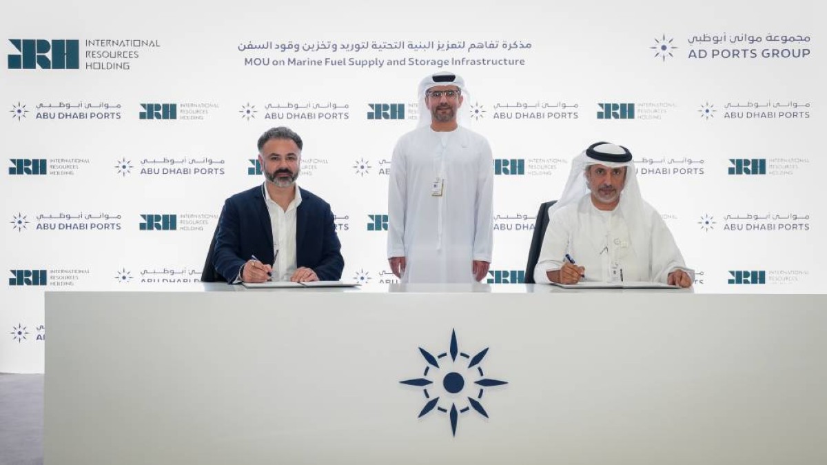 تعاون بين «موانئ أبوظبي» و«آي آر إتش جلوبال تريدينج» لتزويد السفن بالوقود