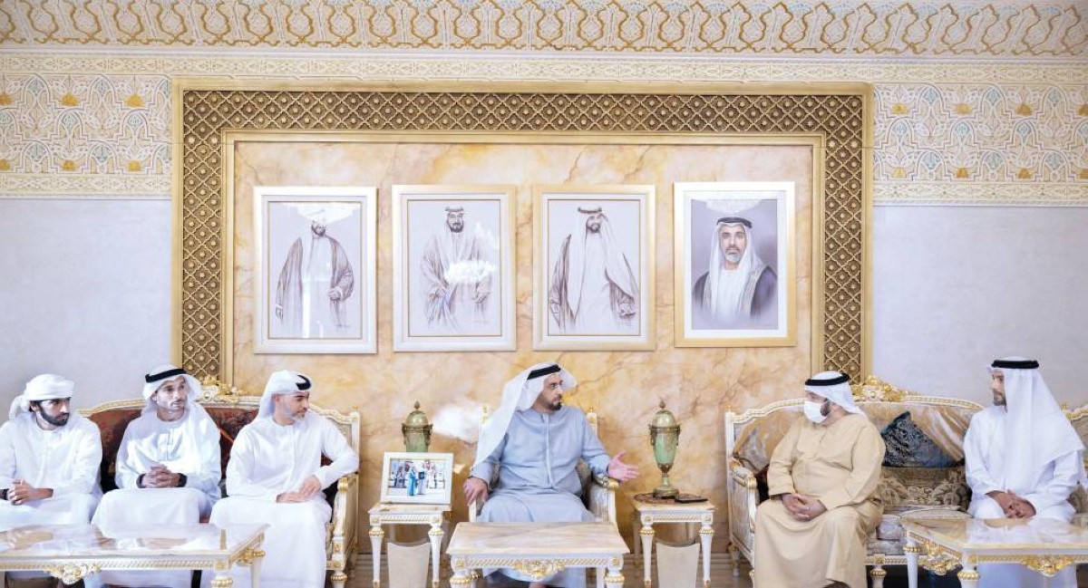 سيف بن زايد خلال تقديم واجب العزاء