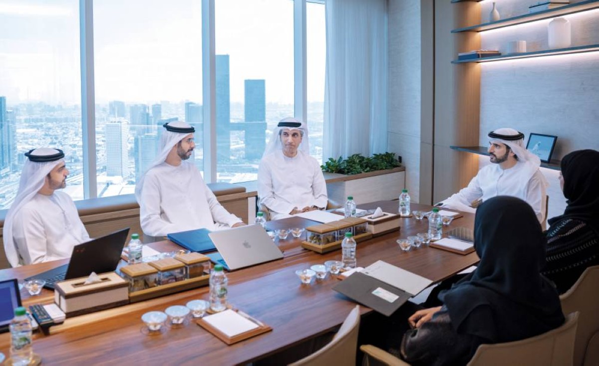 حمدان بن محمد خلال اللقاء بحضور عمر العلماء وعبدالله البسطي ووافي داوود