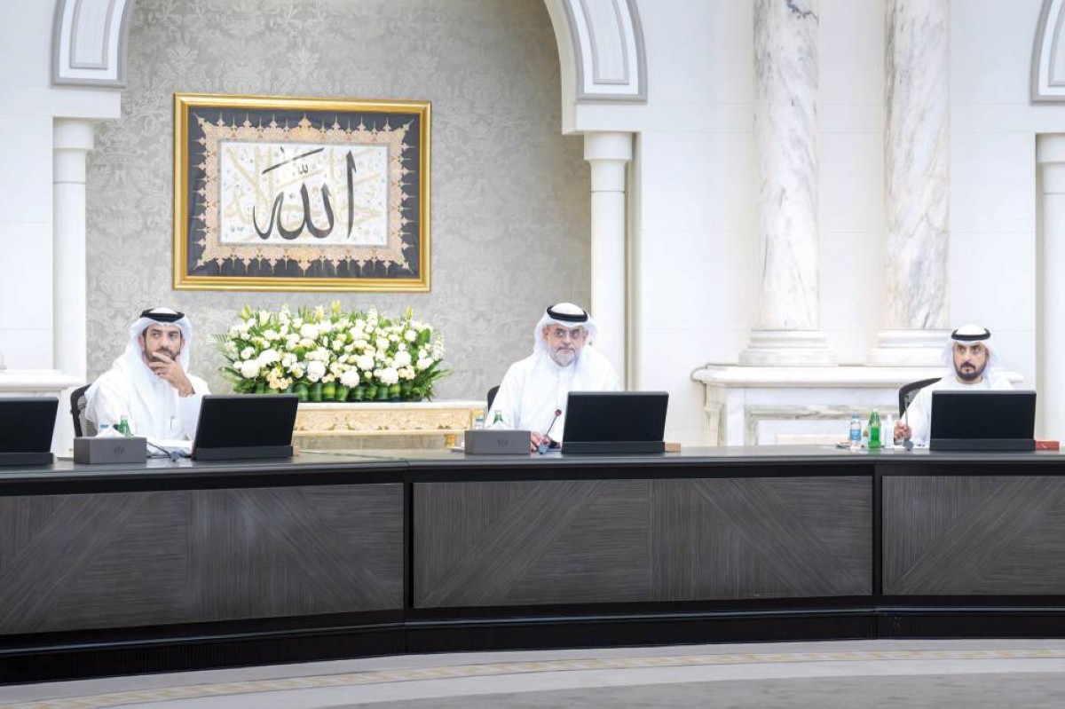 سلطان بن محمد بن سلطان مترئساً الاجتماع بحضور سلطان بن أحمد