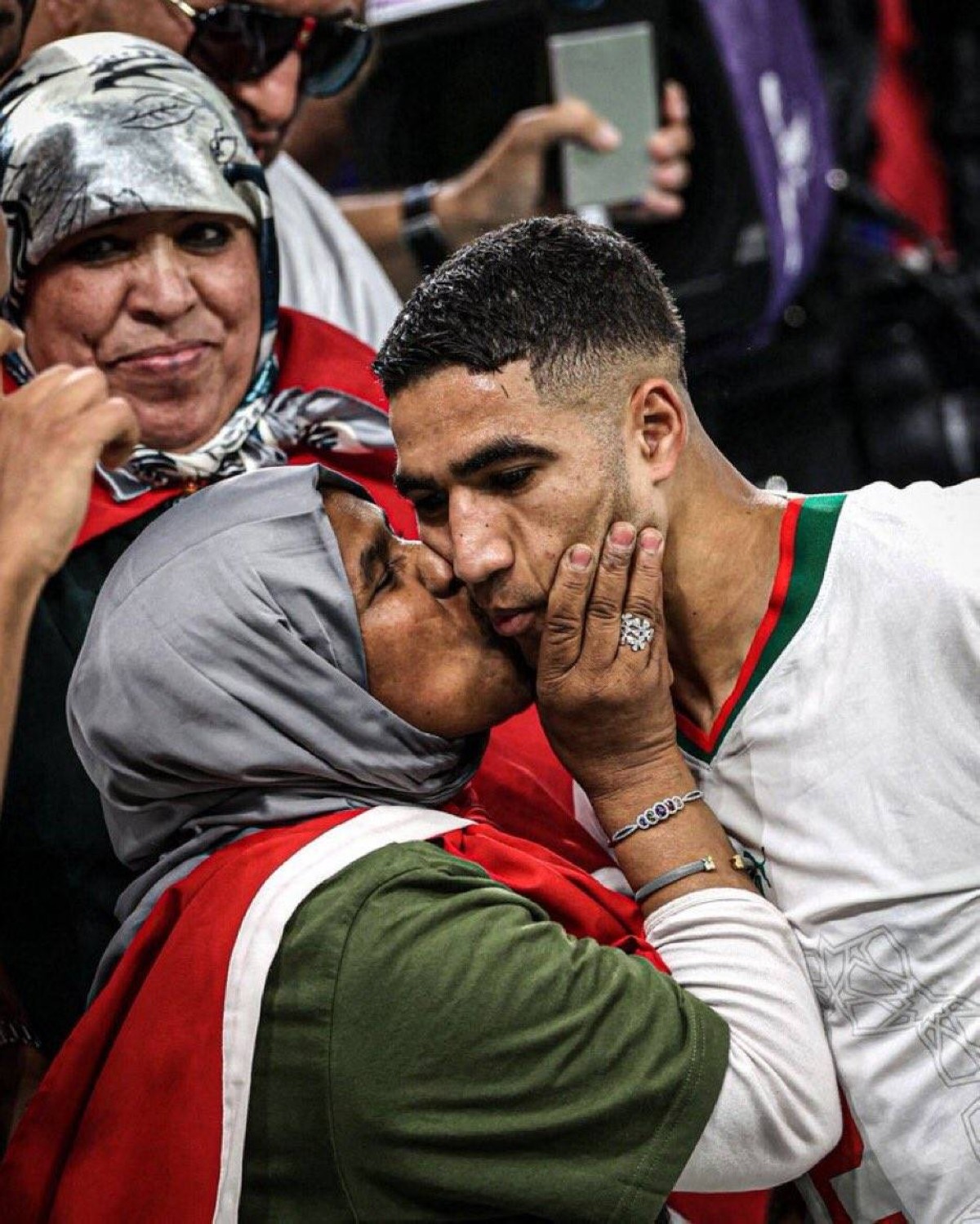 من حكيمي إلى صيباري.. لماذا تتصدر «الأمهات» مشاهد احتفالات المغرب؟