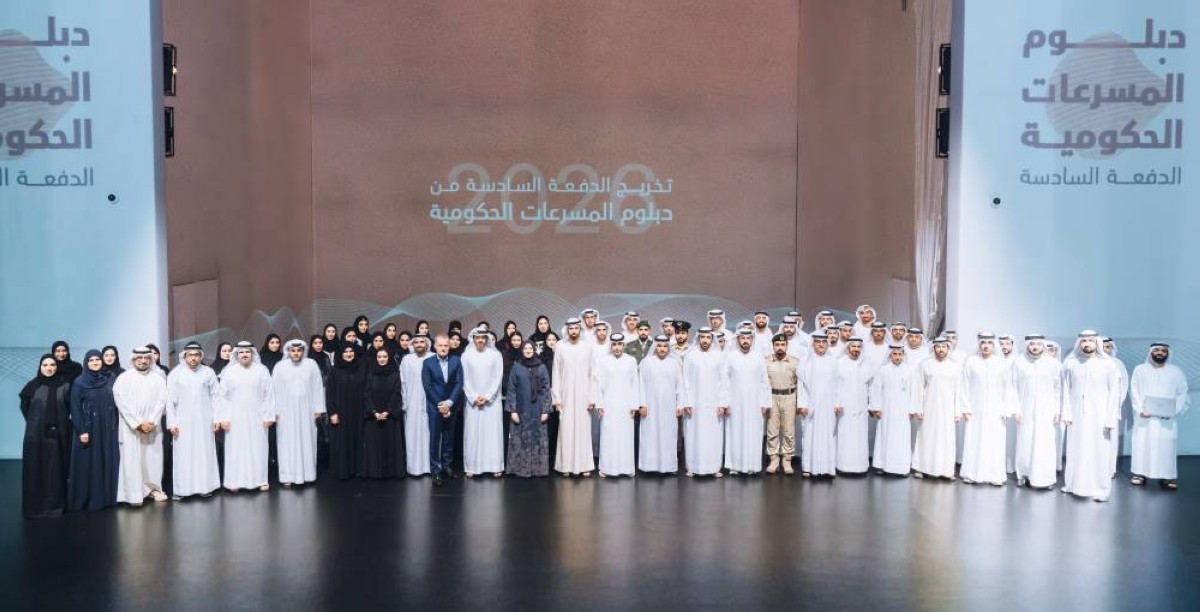 عمر العلماء وهدى الهاشمي يتوسطان خريجي الدبلوم