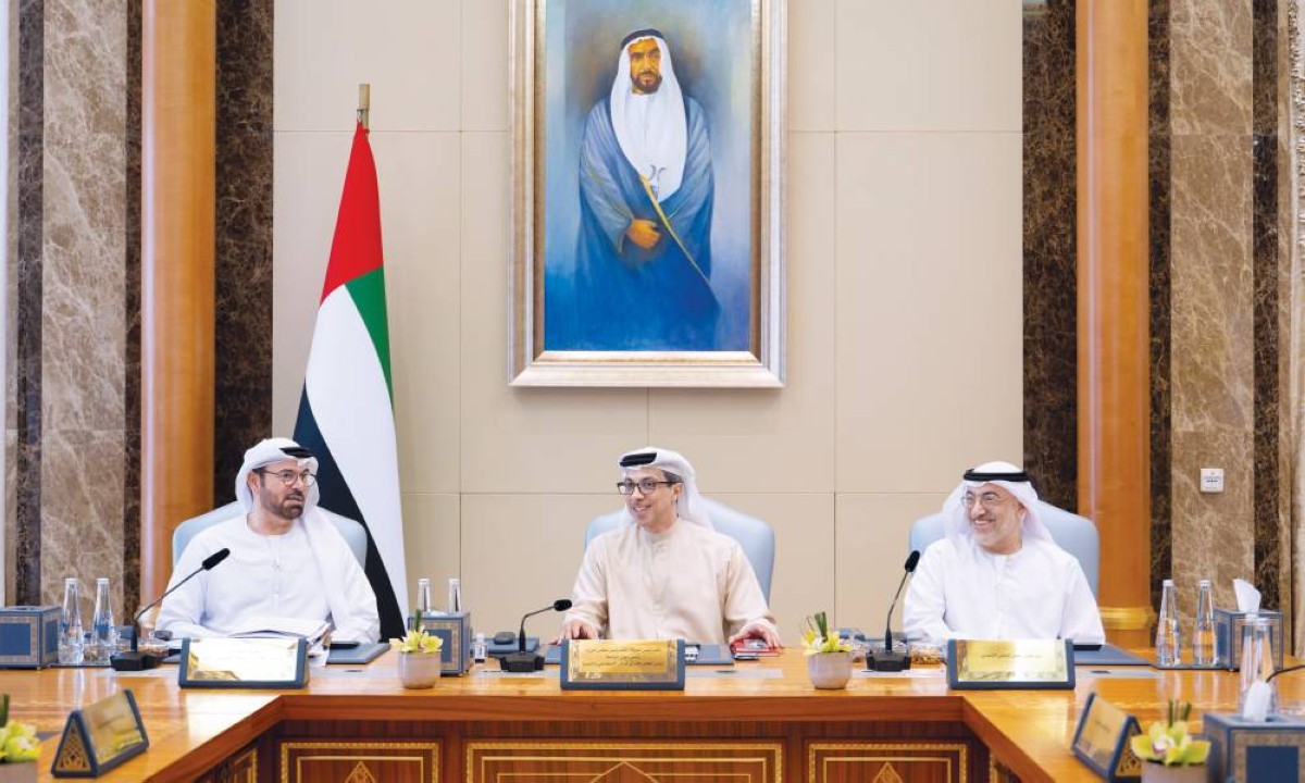 منصور بن زايد مترئساً اجتماع المجلس بحضور محمد القرقاوي وعبدالرحمن العويس