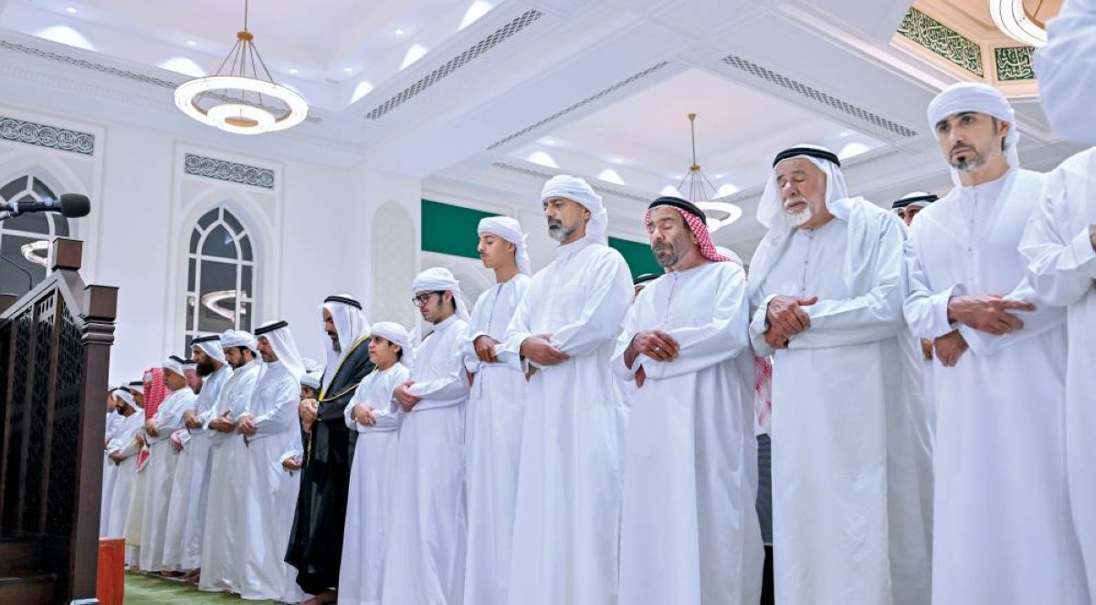 عمار النعيمي خلال أداء صلاة الجنازة على الفقيد