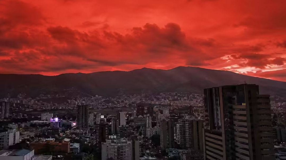 بعد أيام من الزلزال.. لماذا تحولت سماء فنزويلا إلى اللون الأحمر؟