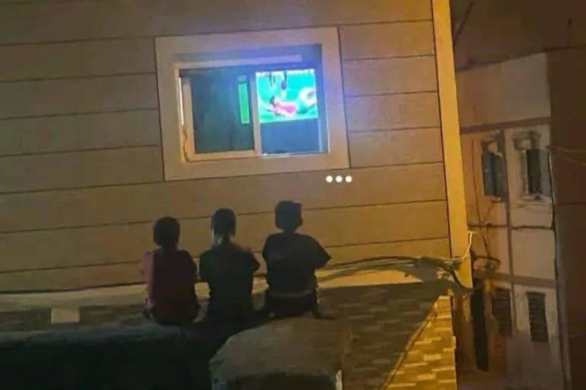 3 أطفال يخطفون الأنظار بطريقة مشاهدة لقاء «أسود الأطلس» وهولندا