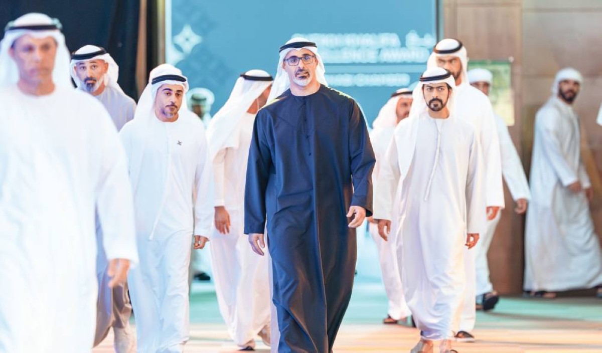 خالد بن محمد خلال حفل التكريم بحضور خليفة بن طحنون