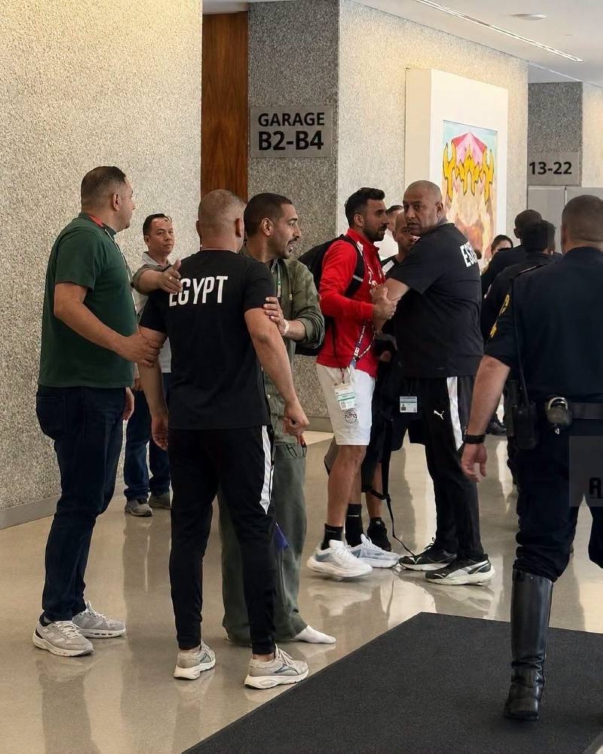 مشادة في مقر منتخب مصر.. إبراهيم حسن يتدخل بين طفل وأفراد الأمن