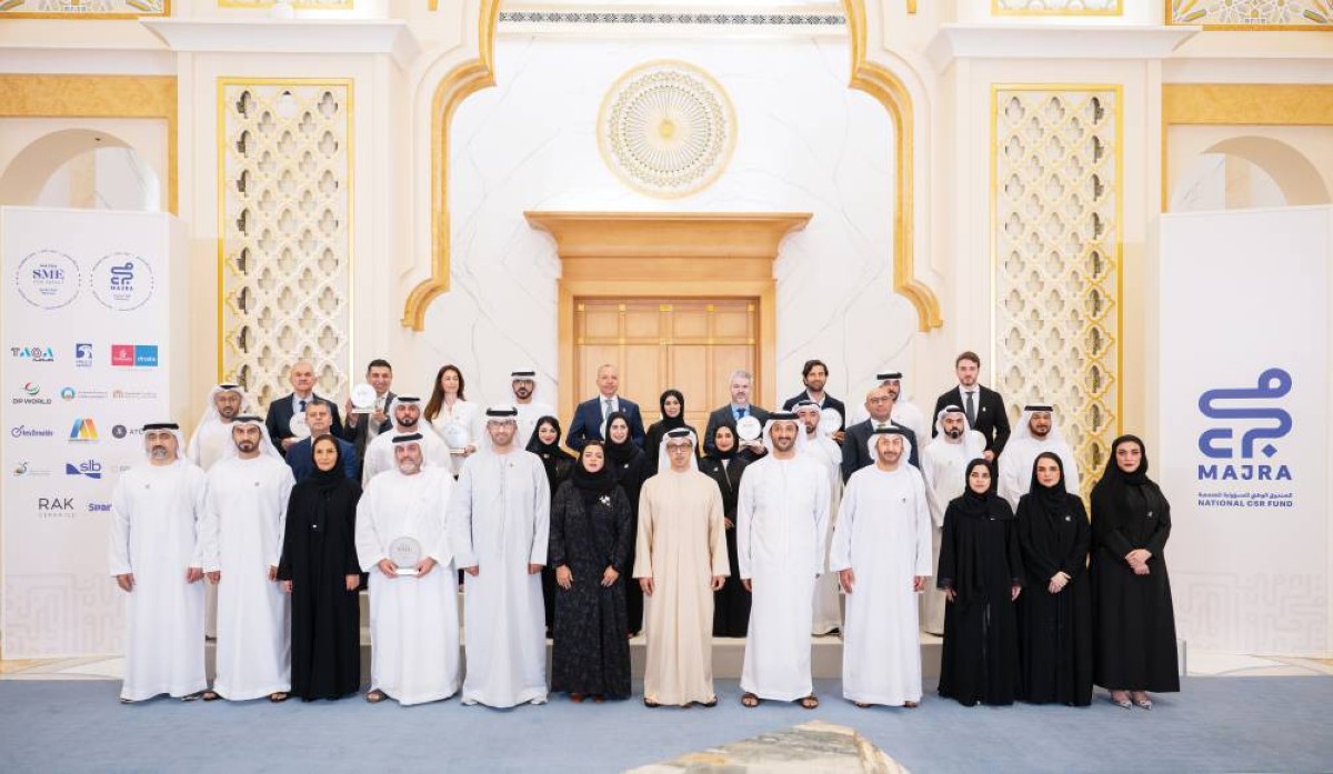 منصور بن زايد متوسطاً المكرمين بحضور سلطان الجابر وعبدالله بن طوق وعبدالله آل صالح وسارة شو 