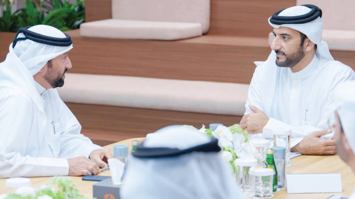 سلطان بن أحمد خلال الاجتماع بحضور محمد خلف