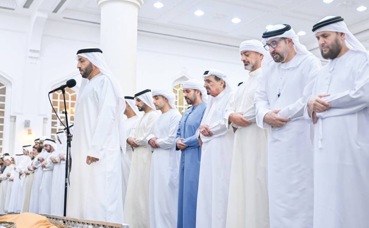 حميد النعيمي وعمار وعبد العزيز وراشد بن حميد خلال أداء صلاة الجنازة