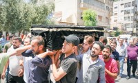 سوريون يشيعون جثمان أحد ضحايا التفجير الذي استهدف مقهى في دمشق