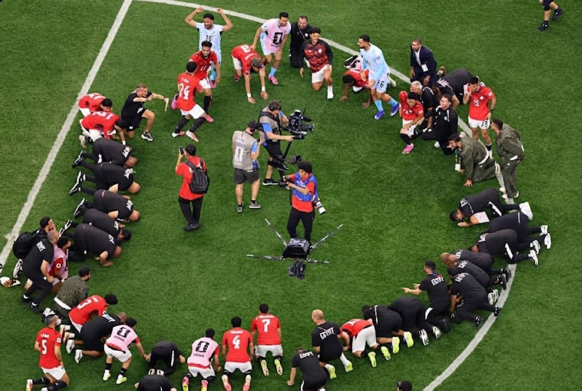 سجدة شكر جماعية لمنتخب مصر بعد التأهل إلى دور الـ16