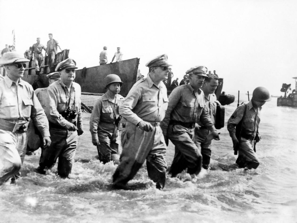 1945-  الإعلان عن تحرير الفلبين من أيدي اليابانيين في الحرب العالمية الثانية.