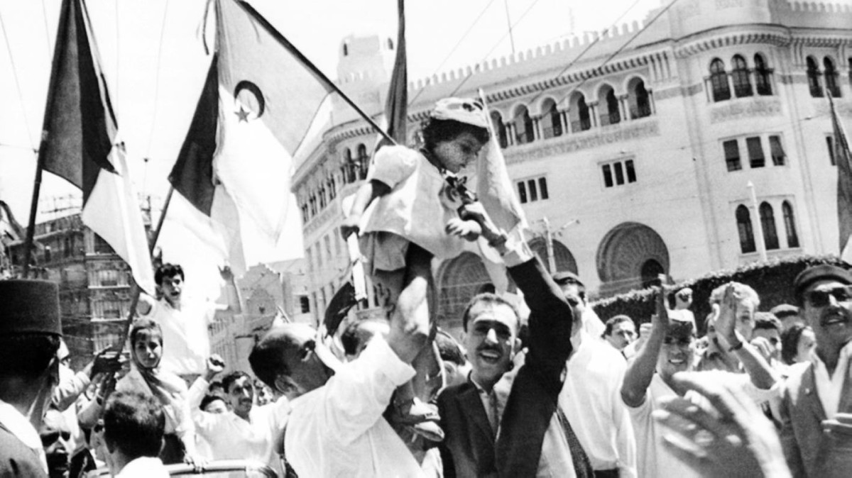 1962-  استقلال الجزائر عن فرنسا بعد احتلال دام 132 سنة.