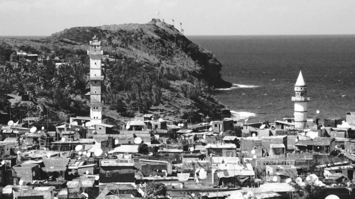 1975 إعلان استقلال جزر القمر عن فرنسا
