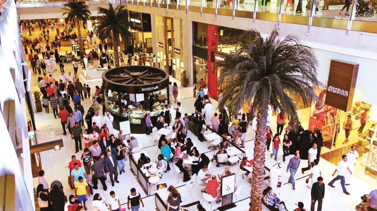 مراكز التسوق تزدحم بالزوار