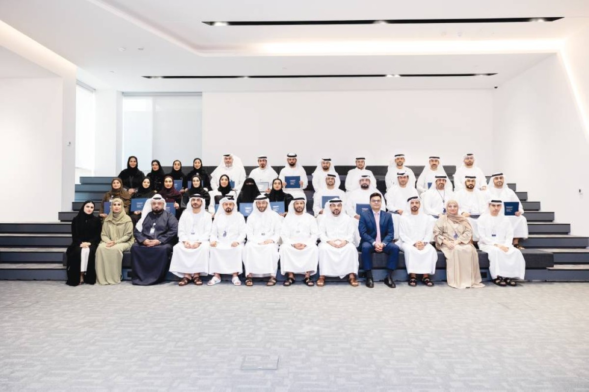 سعيد العطر ومروان بن غليطة يتوسطان الخريجين بحضور مسؤولين في البلدية |