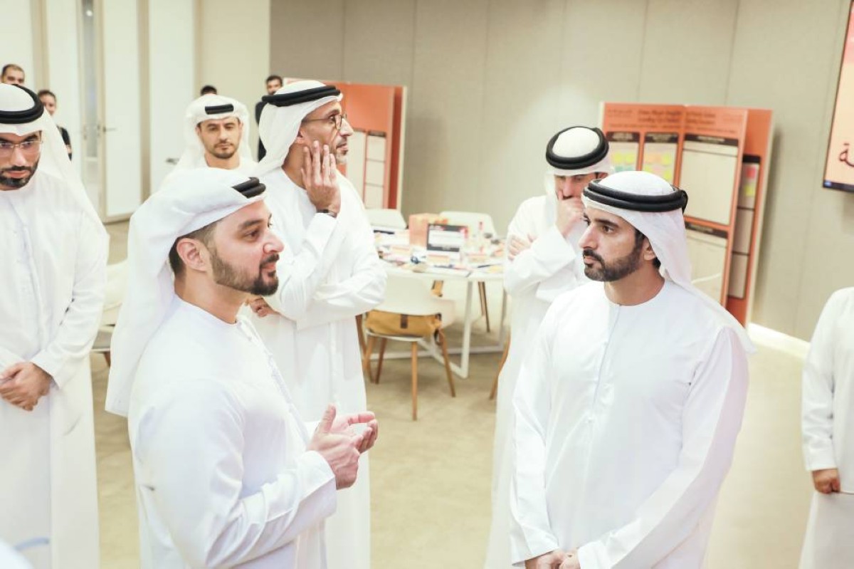 حمدان بن محمد يستمع لشرح عن الخلوة بحضور أحمد بن محمد وخلفان بالهول وهشام العلماء