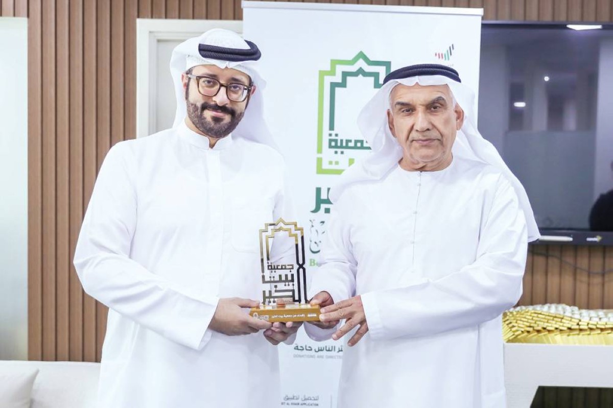 راشد النعيمي وعابدين العوضي يتبادلان الدروع