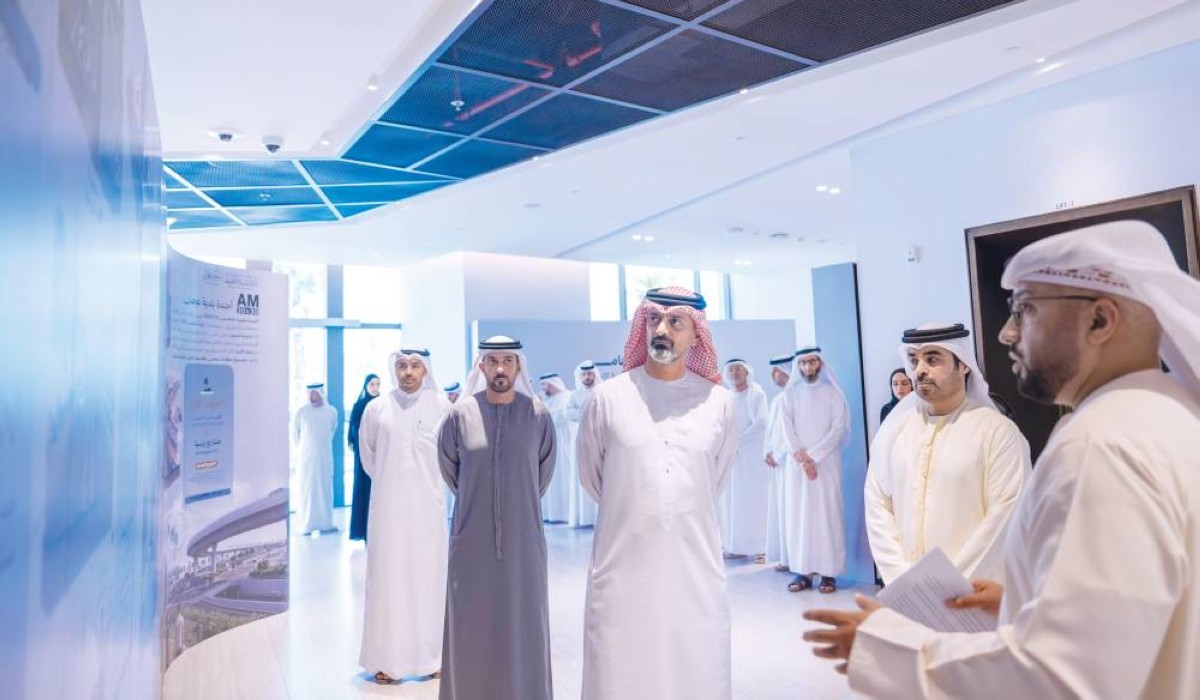 عمار بن حميد خلال إطلاقه الأجندة بحضور عبدالعزيز بن حميد وعبدالرحمن النعيمي