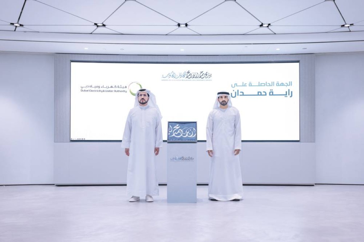 حمدان بن محمد مكرماً «كهرباء دبي» بـ«راية حمدان» بحضور سعيد الطاير