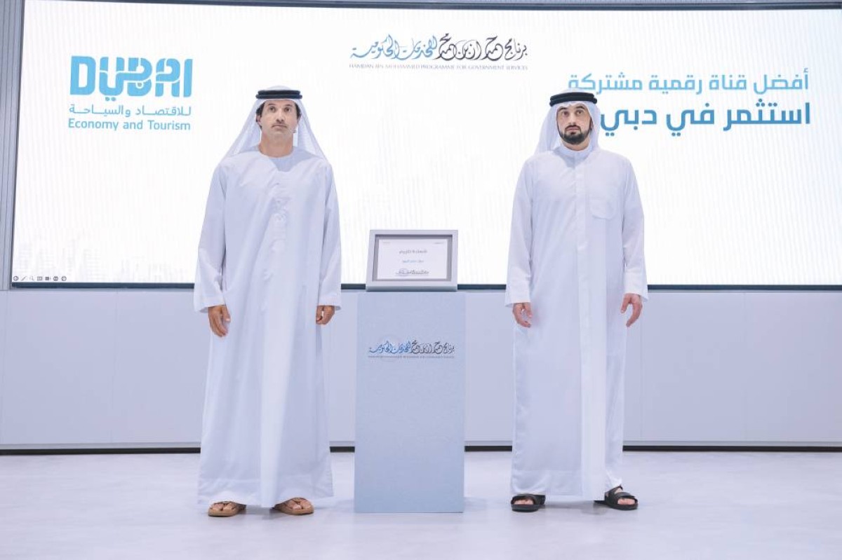 أحمد بن محمد مكرماً دائرة الاقتصاد والسياحة عن أفضل قناة رقمية مشتركة بحضور هلال المري