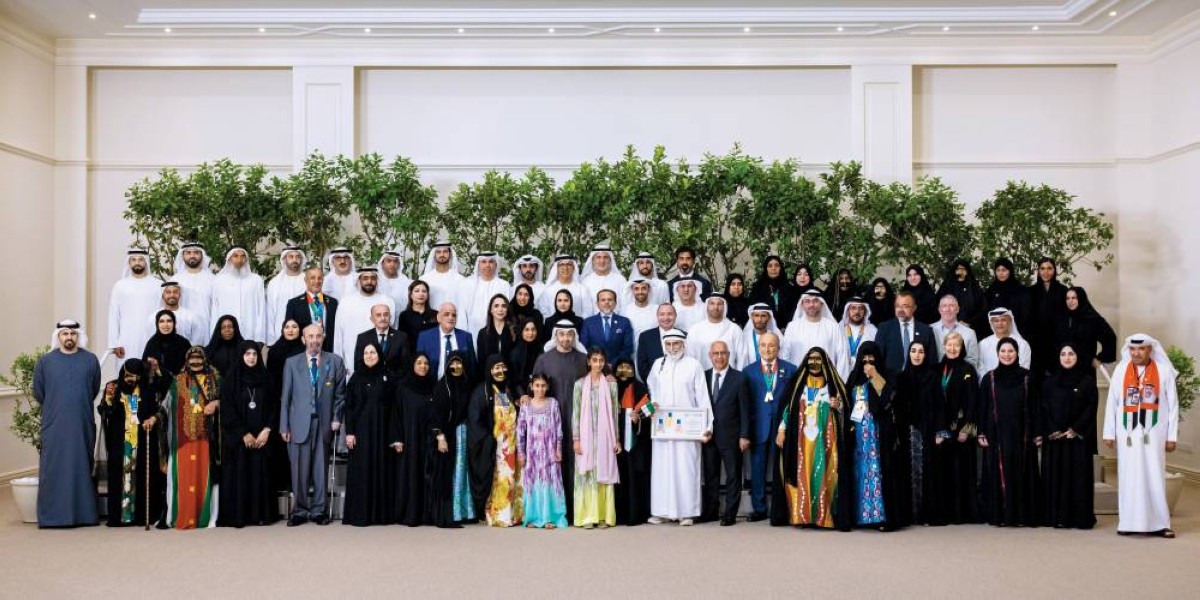 محمد بن زايد خلال استقباله الفائزين في «ألعاب الماسترز أبوظبي 2026» بحضور ذياب بن محمد وسلامة وفاطمة بنت ذياب بن محمد ومحمد المبارك وأحمد الشامسي
