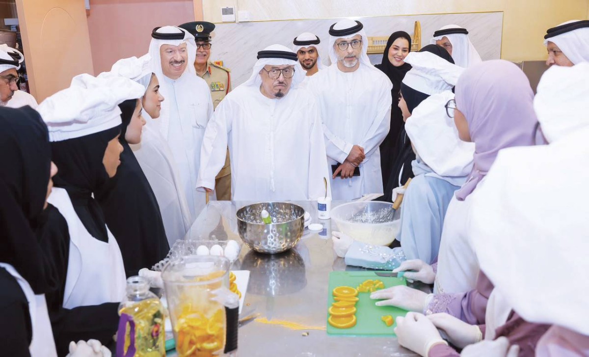 ضاحي خلفان خلال تفقده فعاليات الدورة الصيفية