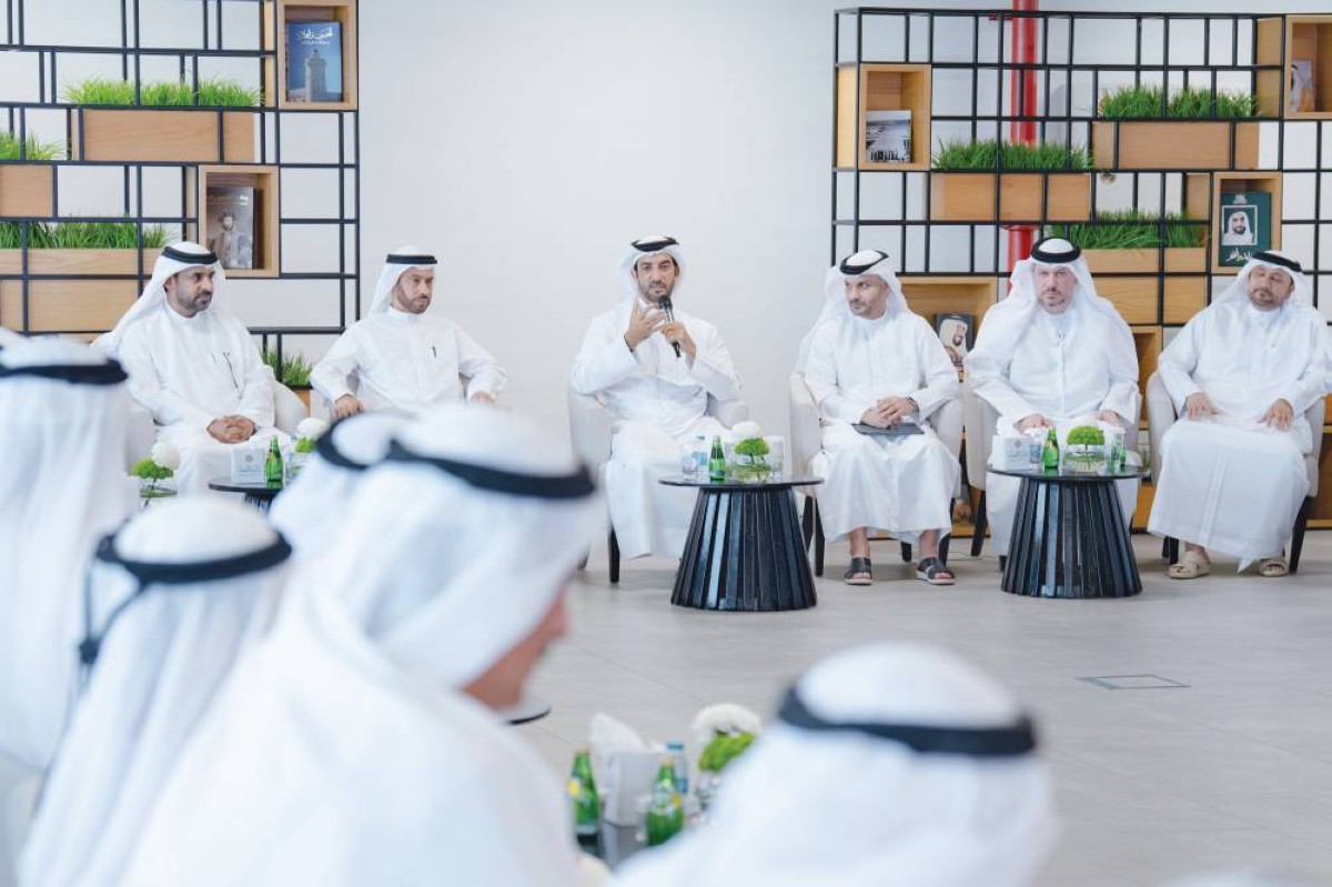 سلطان بن أحمد متحدثاً في الملتقى
