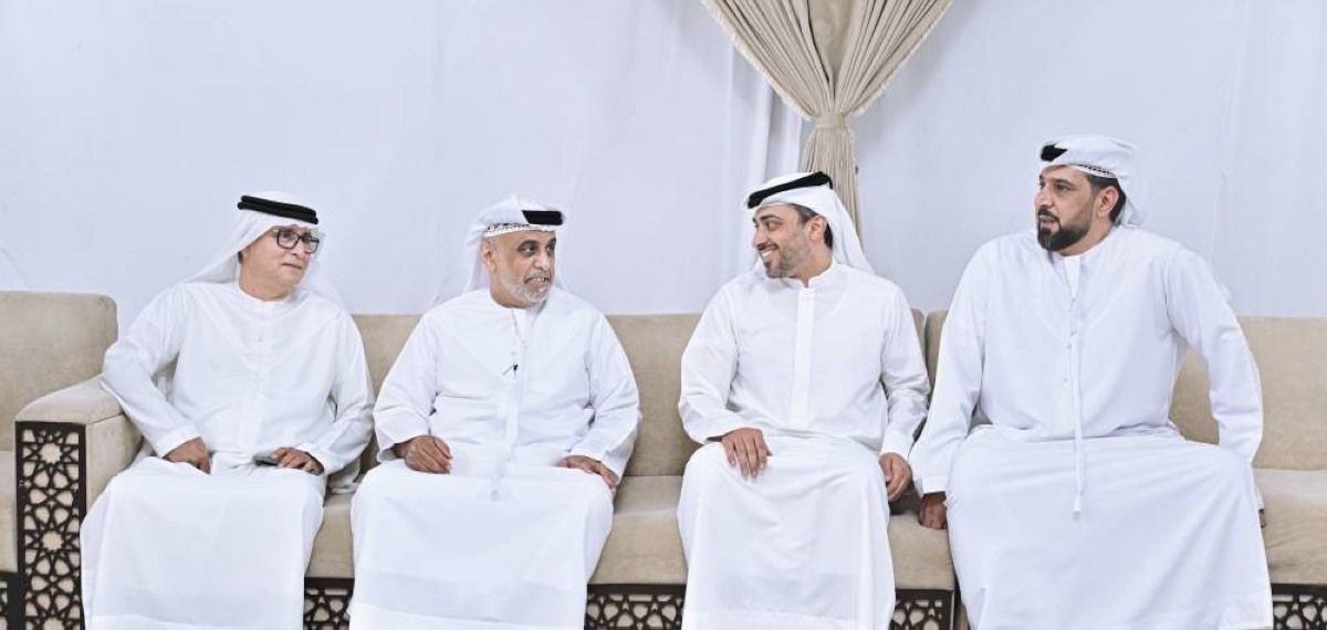 خليل المنصوري خلال تقديمه واجب العزاء