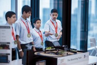 الطلبة الإماراتيون خلال تعريفهم بالمشروع