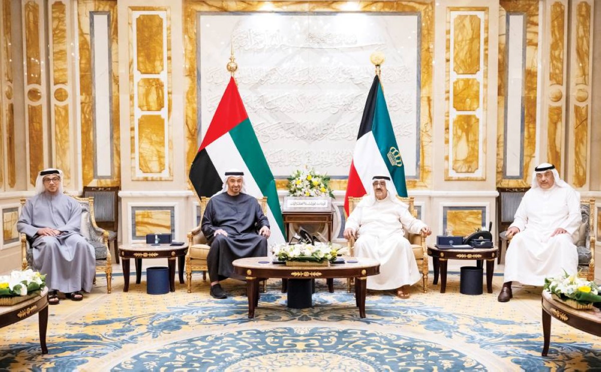محمد بن زايد ومشعل الصباح خلال اللقاء بحضور منصور بن زايد وصباح الصباح