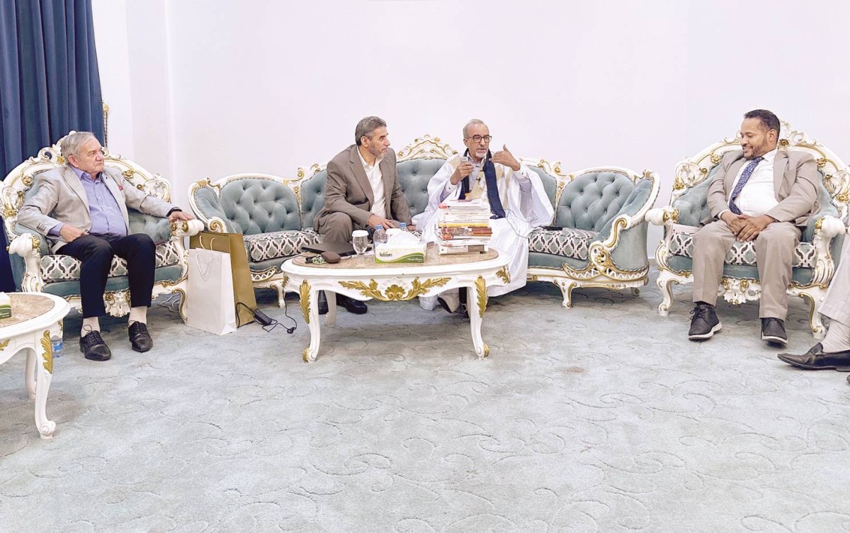 أدّي ولد آدبَّ والحضور خلال الجلسة