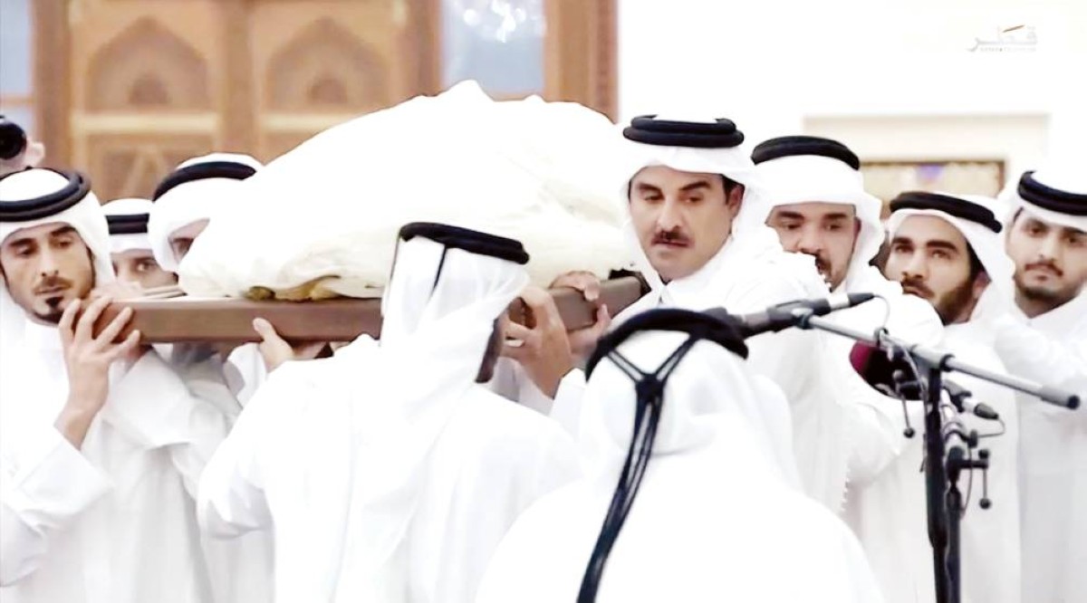 تميم بن حمد يحمل جثمان والده قبيل مواراته الثرى في مقبرة لوسيل بالدوحة