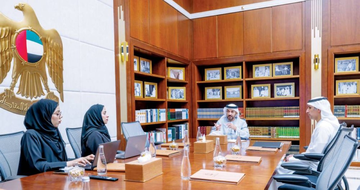 عبدالعزيز بن حميد وسلطان النعيمي والحضور خلال اللقاء