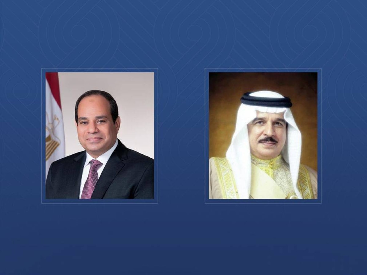 ملك البحرين والرئيس المصري يؤكدان ضرورة وقف الهجمات الإيرانية وتهديدات الملاحة البحرية