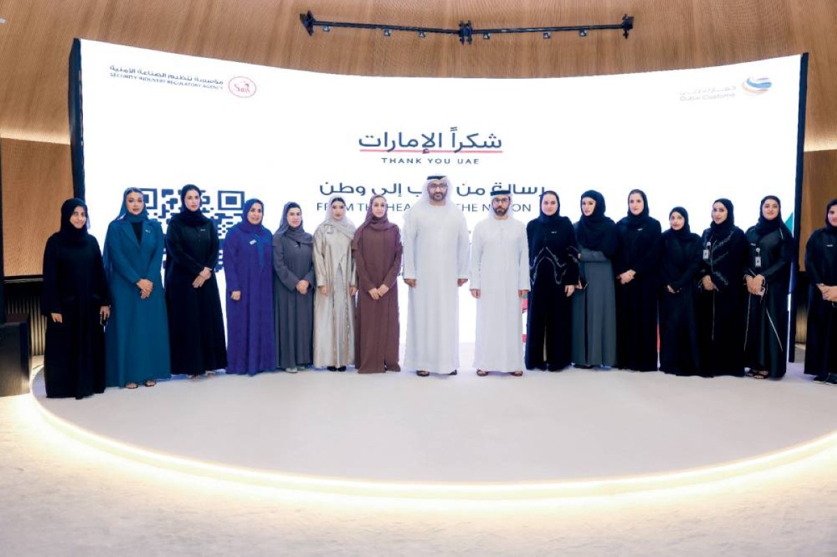 خليفة السليس وعبدالله بوسناد والحضور عقب تدشين المرحلة الثانية لمبادرة «شكراً الإمارات»