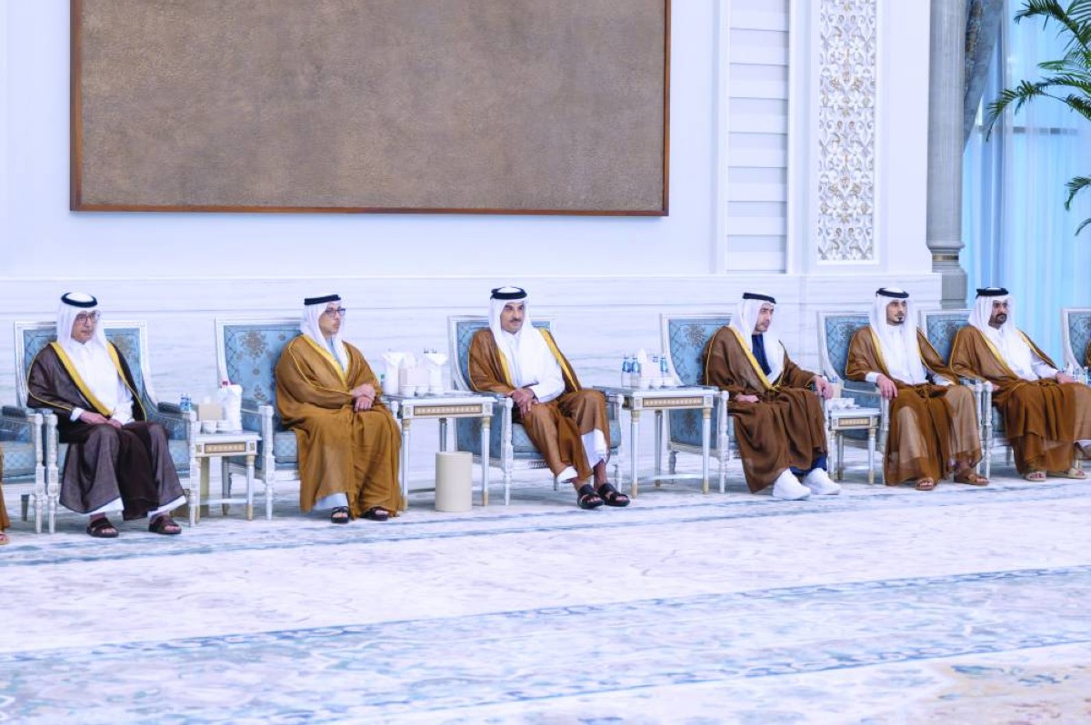 منصور وعبدالله بن زايد خلال تقديم واجب العزاء إلى أمير قطر