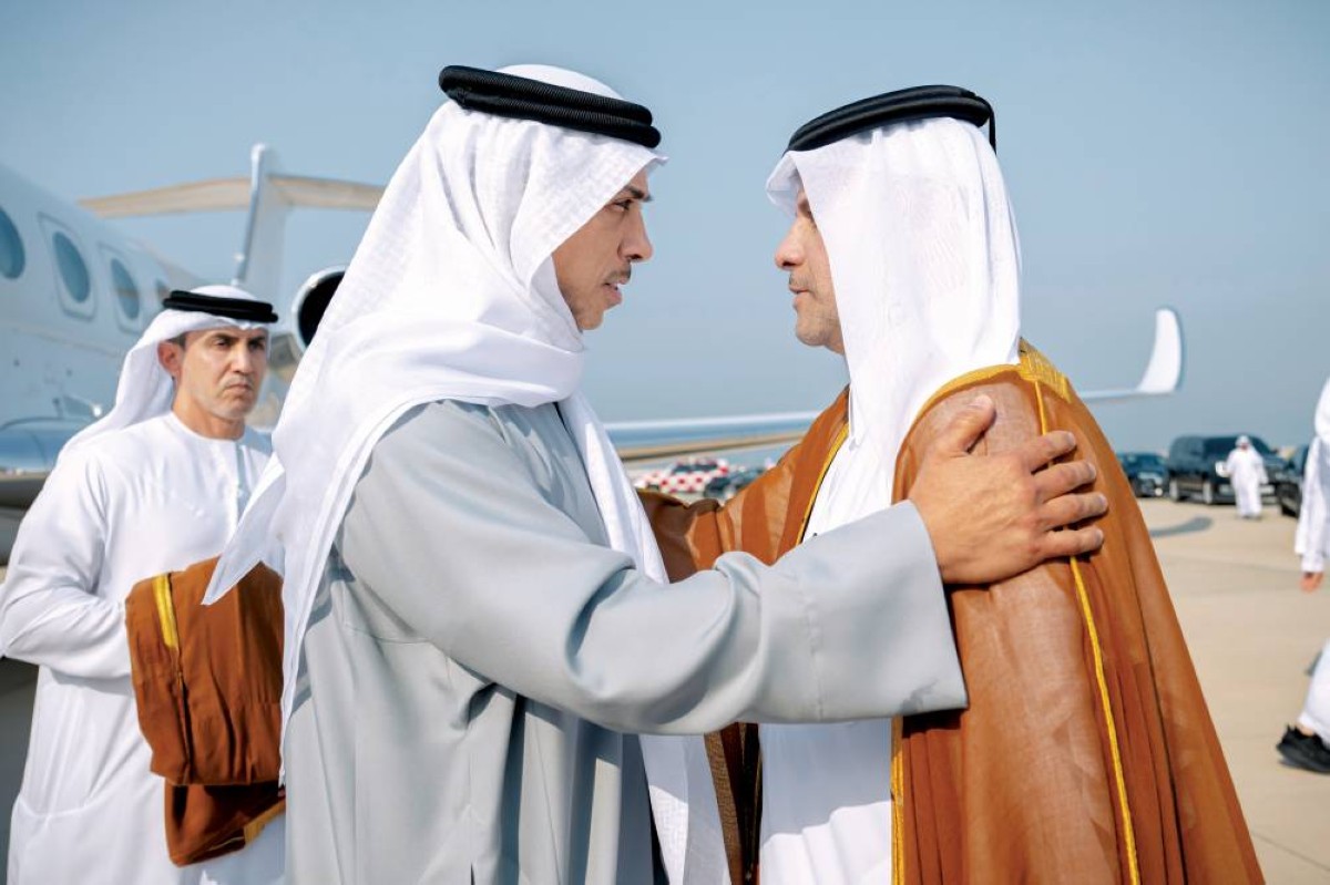 منصور بن زايد لدى وصوله إلى الدوحة 