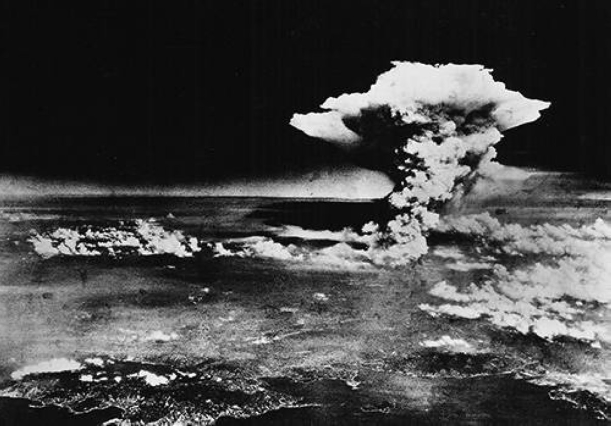 1945 -  الولايات المتحدة الأمريكية تقوم بعملية تفجير قنبلة ذرية لتطلق بذلك بداية السباق النووي.