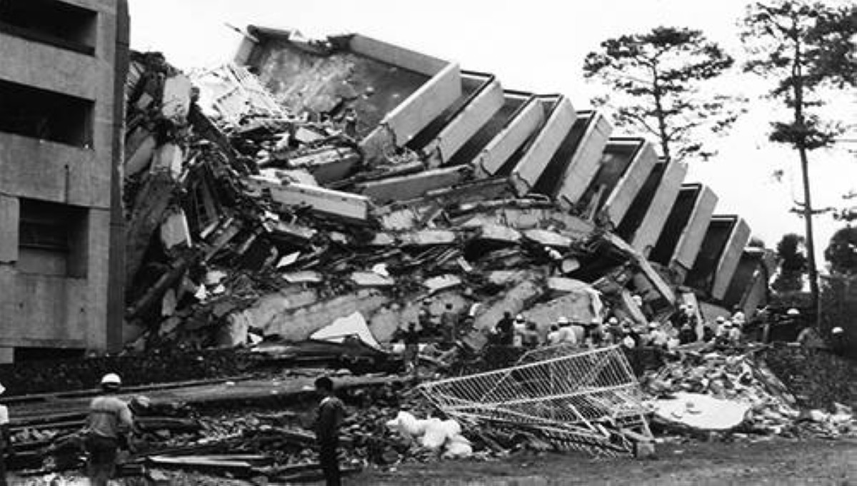 1990 - زلزال مدمر بقوة 7.7 درجات على مقياس ريختر يضرب الفلبين ويودي بحياة أكثر من 1600 شخص.