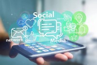 بريطانيا تدرس «حظر تجوال رقمي» ليلاً  للمراهقين وتقييد التصفح اللانهائي على منصات التواصل