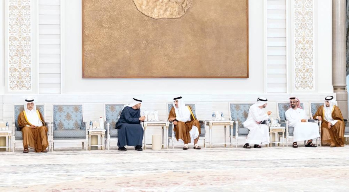 محمد بن زايد خلال تقديم واجب العزاء إلى تميم بن حمد بحضور حمدان بن محمد وطحنون بن زايد وجاسم بن حمد |